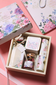 小礼盒里的春天 礼品花卉的艺术与情感表达